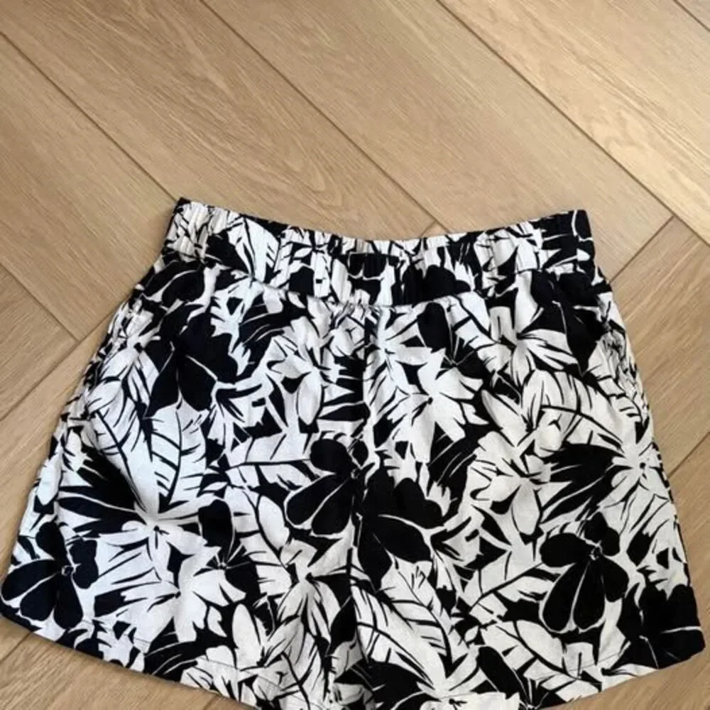 black & white floral michael kors shorts linen blend